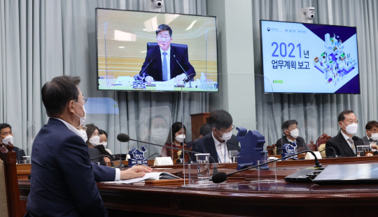 문재인 대통령이 8일 오후 청와대에서 열린 법무부·행정안전부 업무보고에서 전해철 행정안전부 장관으로부터 보고를 받고 있다. 연합뉴스